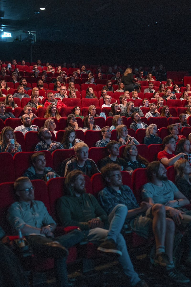 科幻巨制《星际穿越》海报，宇航员漂浮在浩瀚宇宙中