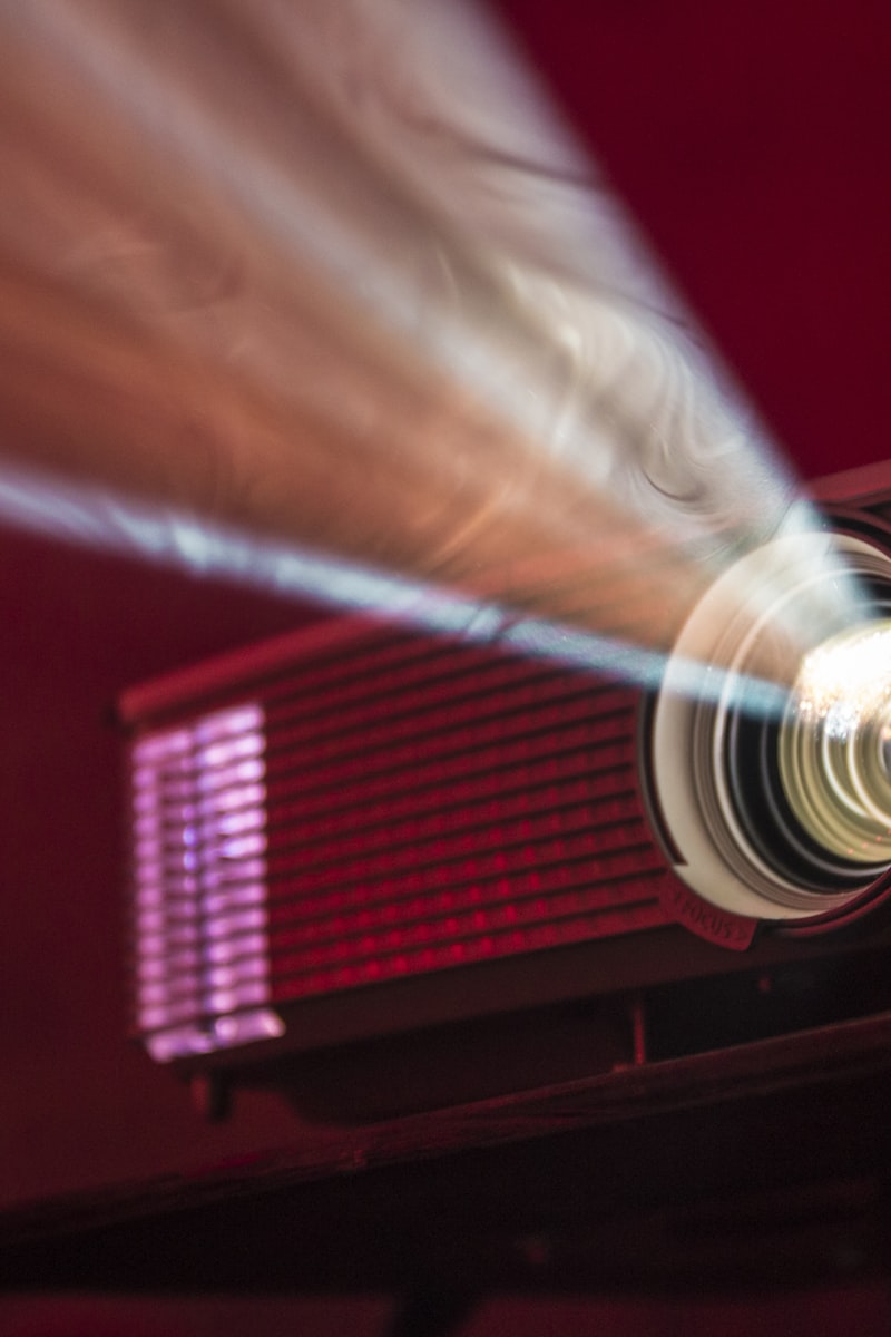 都市情感剧《夜色温柔》宣传海报，男女主角在雨中相拥