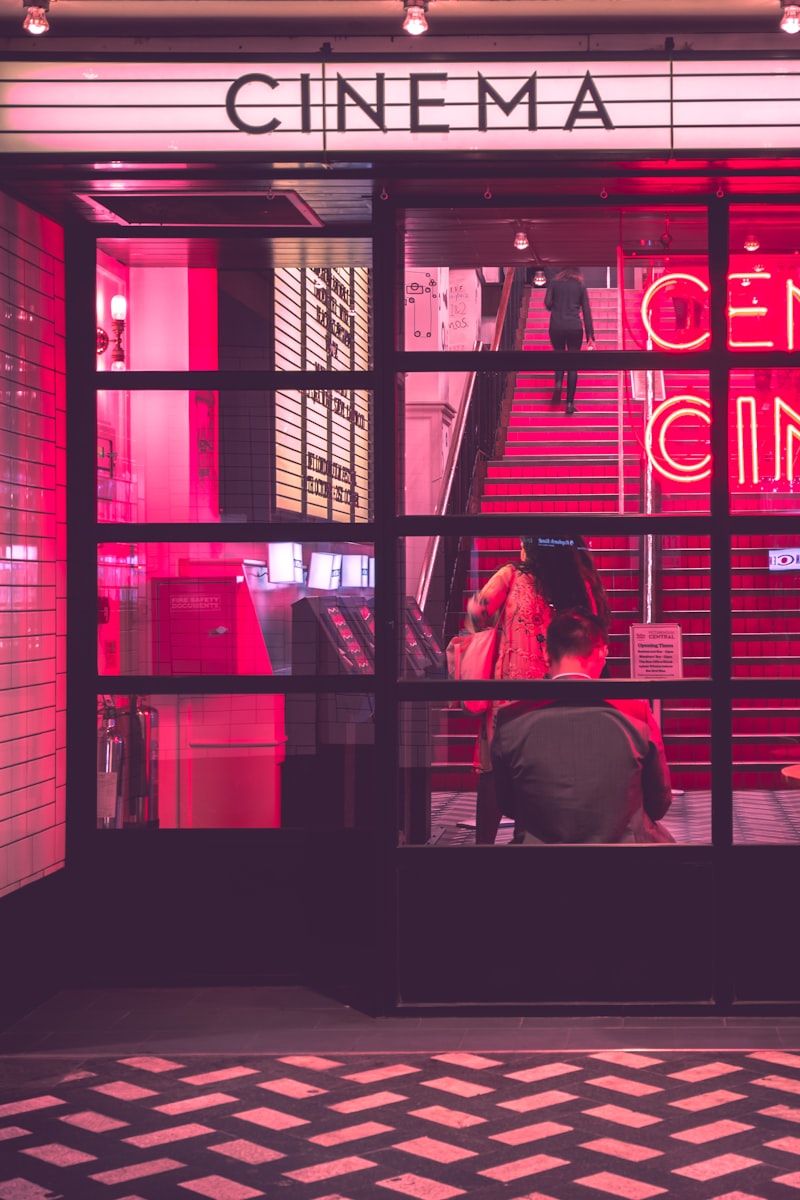 日本动画电影《铃芽之旅》唯美海报，少女与奇幻之门