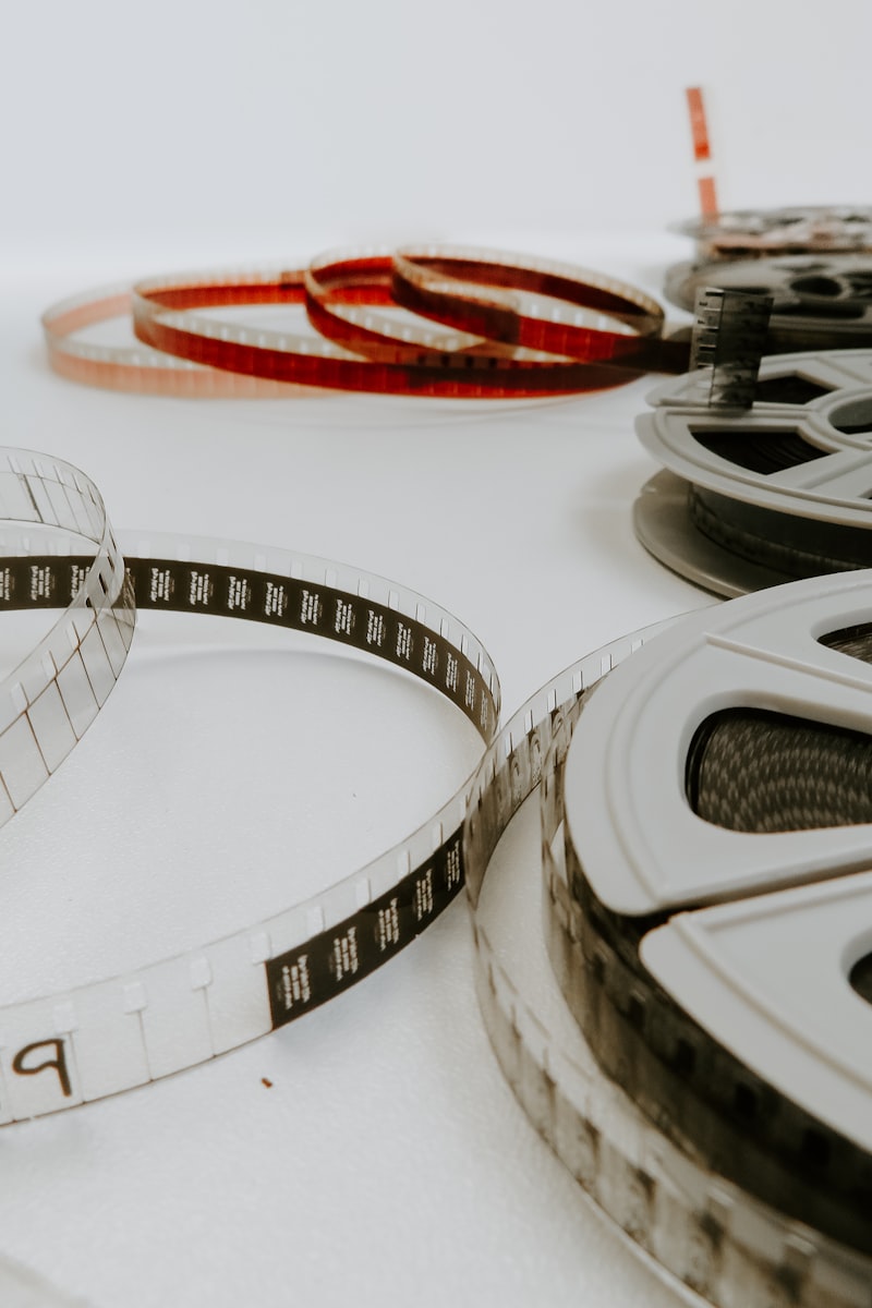 犯罪短剧《沉默的真相》海报，昏暗灯光下的法庭场景