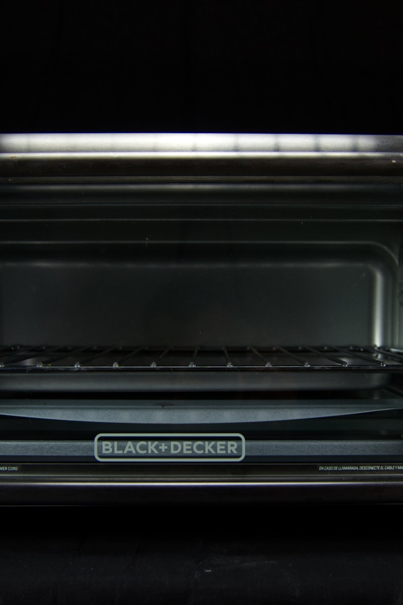 韩剧《财阀家的小儿子》剧照，男主角在豪华办公室内沉思