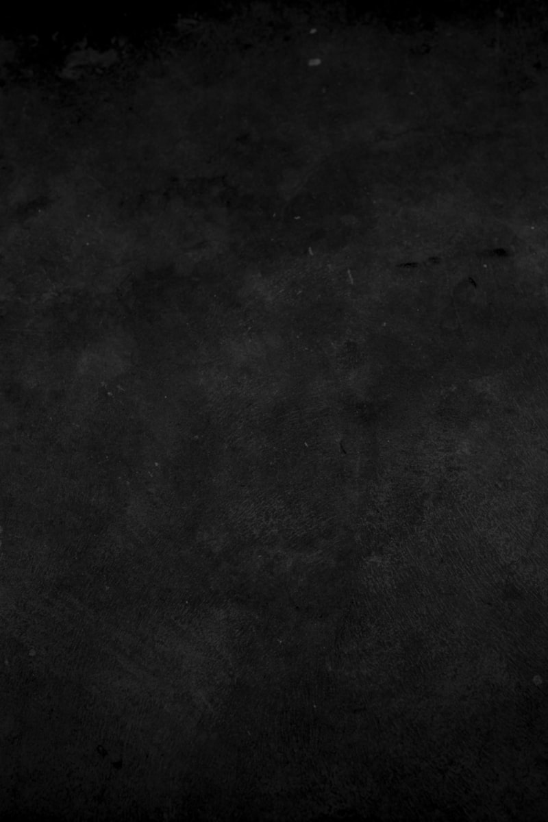 美剧《绝命毒师》最终季海报，男主角戴着标志性的帽子和墨镜